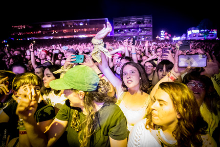 Nyon, Switzerland - 23 July 2019: audience of young people cheering in front of concert of American band Twenty One Pilots at Paleo Festival. Twenty Ã¸ne pilÃ¸ts is an American musical duo made of singer, guitarist/ bass player and pianist Tyler Joseph anのeditorial素材