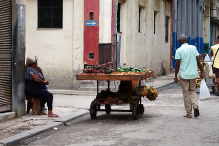 Daily life in La Vieja Habana, Cuba.のeditorial素材