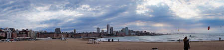People enjoying a cold winter afternoon at the beach in Mar del Plataのeditorial素材