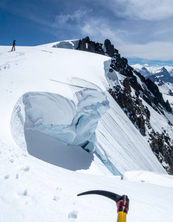 A moment of rest in a high-altitude bivouac sack on a breathtakingly exposed snowy ridge.の素材