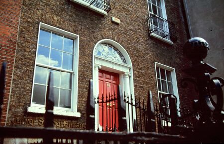 Brick house with red door in Dublin, Irlandの写真素材