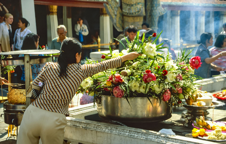 Flower donation in Buddhist temple Phra Sri Rattana at Grand Palace in Bangkok, Thailandのeditorial素材