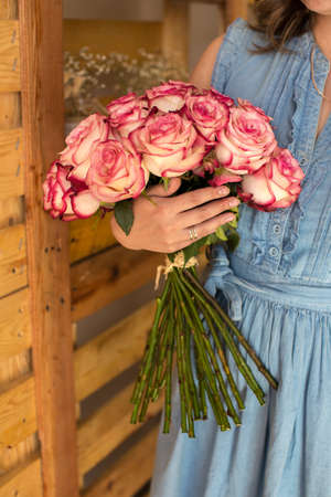 Hands holding bouquet of beautiful pink rosesの写真素材