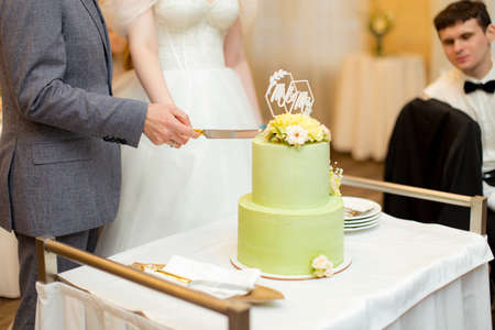 Green wedding cake decorated with flowersの写真素材