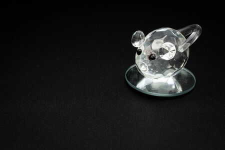 Closeup of a figurine of a mouse made of glassの写真素材