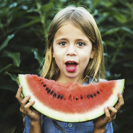 Girl eating watermelonの素材