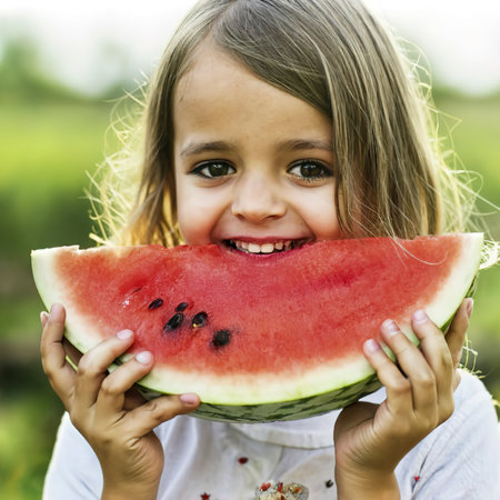 Girl eating watermelonの素材