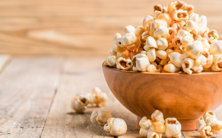 caramel popcorn in bowl on the tableの素材