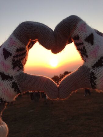 Sunrise in hart shapeの素材