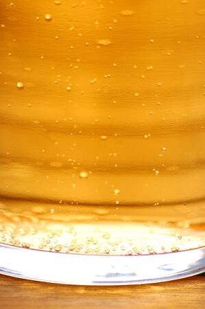 a pint of cider in a glass outside                 の写真素材