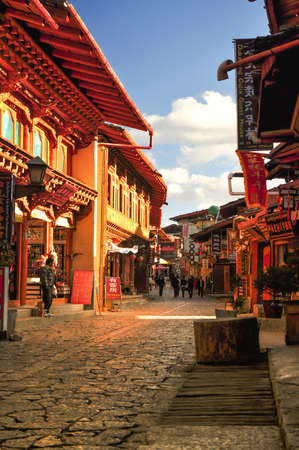 SHANGRI-LA, CHINA - DEC 6: Dukezhong old town on DEC 6, 2009 in Shangri-La, China. Dukezong is a thousand years of history of the townのeditorial素材