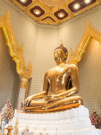 Bangkok, Thailand - 13 April, 2015 ; Golden buddha at Wat Traimit (Temple of golden Buddha).のeditorial素材