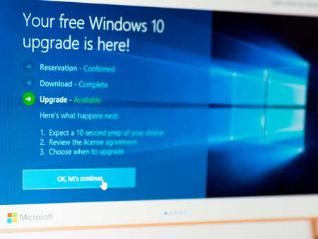 Bangkok, Thailand - August 16, 2015; Update screen of Microsoft Windows 10. The OS is the new version of Windows. It starting July 29, 2015.のeditorial素材