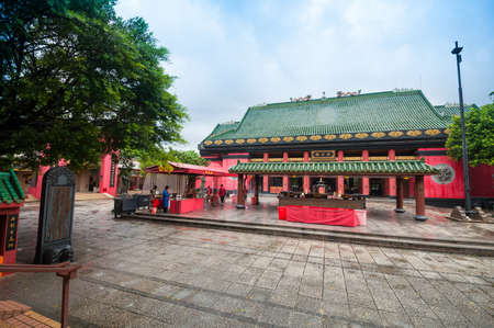 Hong Kong, China - October 04,2015 :People at Che Kung Temple. The Temple is a landmark temple and a popular tourist attraction in Hong Kong.のeditorial素材