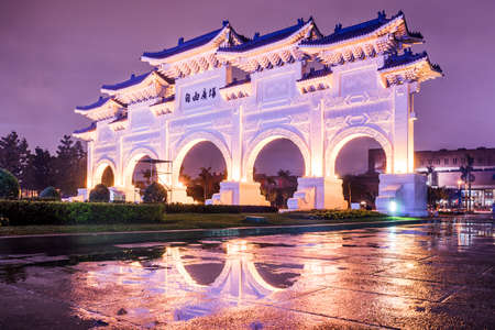Chiang Kai Shek Memorial Hall in rainy day twilight, Taipei, Taiwan.のeditorial素材
