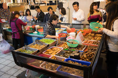 TAIPEI, TAIWAN - March 05, 2016: Street food shop with crowd of custumers in Taipei, Taiwan.のeditorial素材