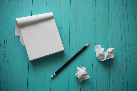 Blank note paper with pencil and trashの写真素材