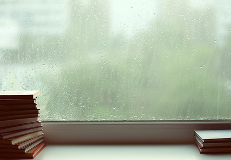 Behind a window it is raining. The Flavovirent shade

の写真素材