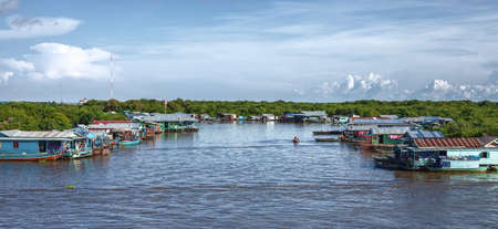 SIEM REAP, CAMBODIA: Cambodian people live beside Tonle Sap Lake in Siem Reap, Cambodia on September 25, 2012. This is the largest freshwater lake in SE Asia peaking. Annual flooding of the village.のeditorial素材