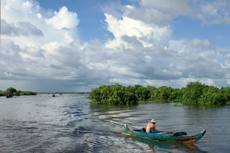SIEM REAP, CAMBODIA - SEPT 25: Cambodian people live beside Tonle Sap Lake in Siem Reap, Cambodia on September 25, 2012. This is the largest freshwater lake in SE Asia peaking. Annual flooding of the village.のeditorial素材