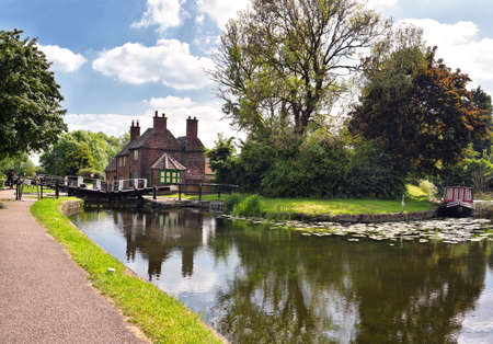 NOTTINGHAM, UK - May 25, 2017: Sandiacre Lock Cottage maintained by the Erewash Canal Preservation Development Association. United Kingdom.のeditorial素材