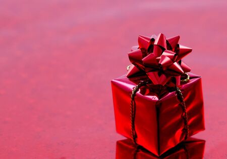 rotes Geschenk mit Schleife und Textfreiraum / red gift with ribbon and copy space の写真素材
