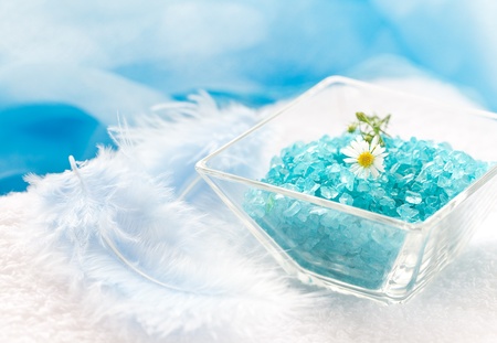 blue bath salt in bowl with blossom の写真素材