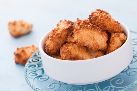 fresh coconut macaroons in a bowlの写真素材