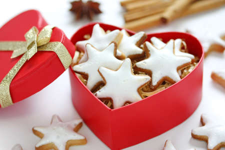 Zimtstern , homemade christmas cookies in a red heart shaped boxの写真素材