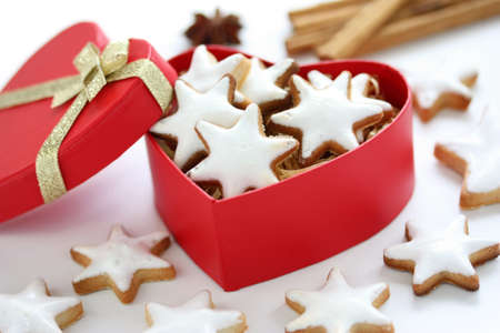 Zimtstern , homemade christmas cookies in a red heart shaped boxの写真素材