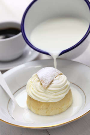 semla in a bowl of warm milk, hetvagg
