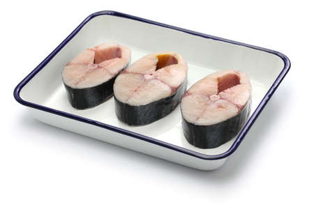 raw king mackerel slices in trayの写真素材