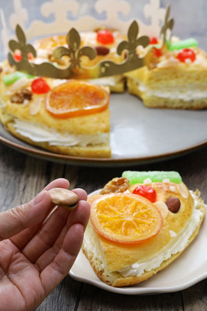 RoscÃ³n de reyes, Spanish Kingâs cake.
getting a bean from a king cake.の写真素材