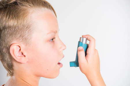 A child with an inhaler, an asthma attack, a treatment, an allergyの写真素材