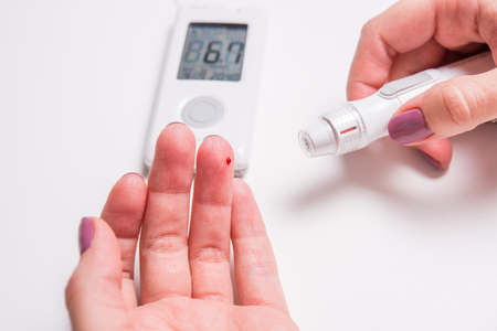 Measurement of glucose level at home by a personal glucometer, diagnosis of diabetes mellitus