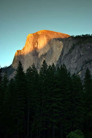 Half Dome is a granite dome at the eastern end of Yosemite Valley, possibly the Valley's most familiar sight. The granite crest rises more than 4,737 feet (1,440 m) above the Valley floor
の写真素材