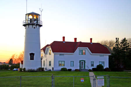 Chatham Lighthouse is a lighthouse in Chatham, Massachusetts, near the "elbow" of Cape Cod. In 1808 the first set of twin lights were constructed on the bluff named James' Head to act as a set of range lights for the shifting shoals of the Chatham Harbor の写真素材