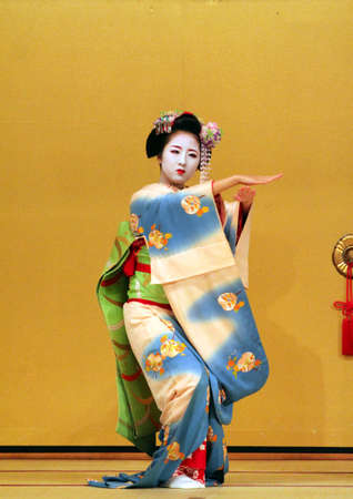 Maiko performing a kyo-mai dance
のeditorial素材