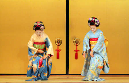 Maiko performing a kyo-mai dance
のeditorial素材