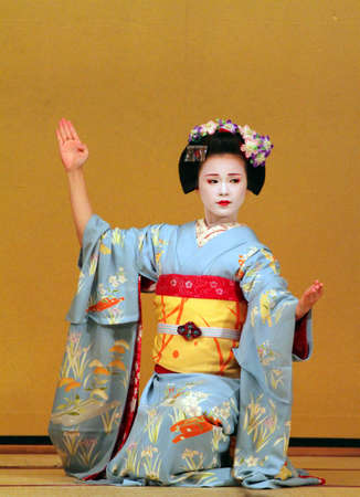 Maiko performing a kyo-mai dance
のeditorial素材