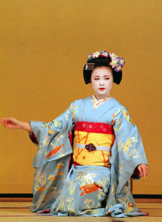 Maiko performing a kyo-mai dance
のeditorial素材