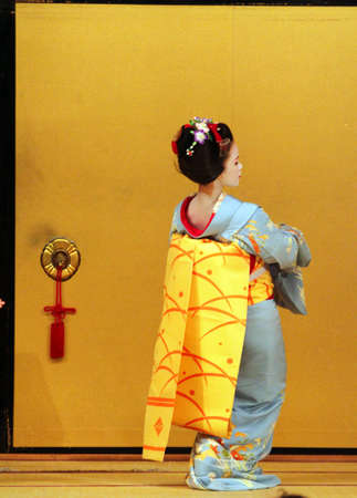 Maiko performing a kyo-mai dance
のeditorial素材