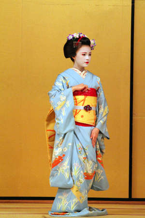 Maiko performing a kyo-mai dance
のeditorial素材