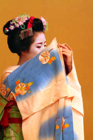Maiko performing a kyo-mai dance
のeditorial素材