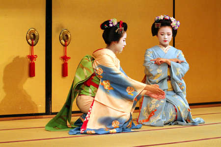 Maiko performing a kyo-mai dance
のeditorial素材
