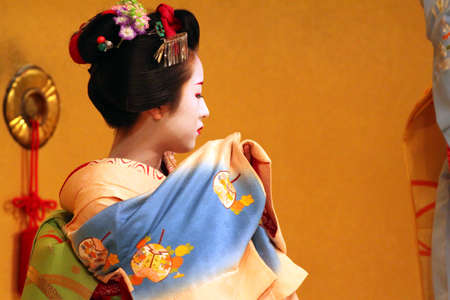 Maiko performing a kyo-mai dance
のeditorial素材