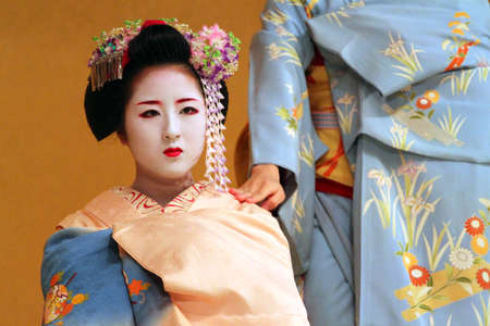 Maiko performing a kyo-mai dance
のeditorial素材