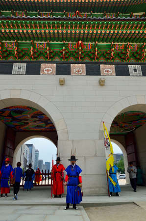 Row of armed guards in ancient traditional soldier uniforms in the old royal residence, Seoul, South Korea
のeditorial素材