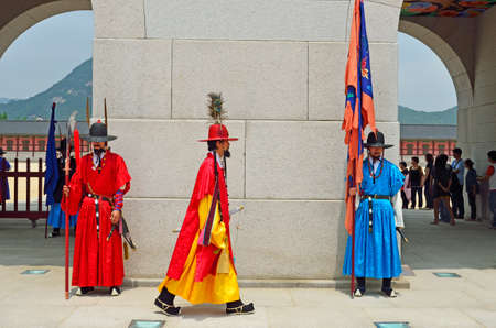 Row of armed guards in ancient traditional soldier uniforms in the old royal residence, Seoul, South Korea
のeditorial素材