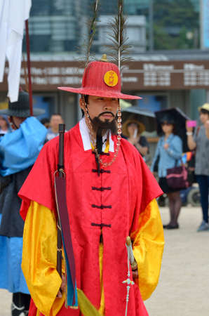 Row of armed guards in ancient traditional soldier uniforms in the old royal residence, Seoul, South Korea
のeditorial素材